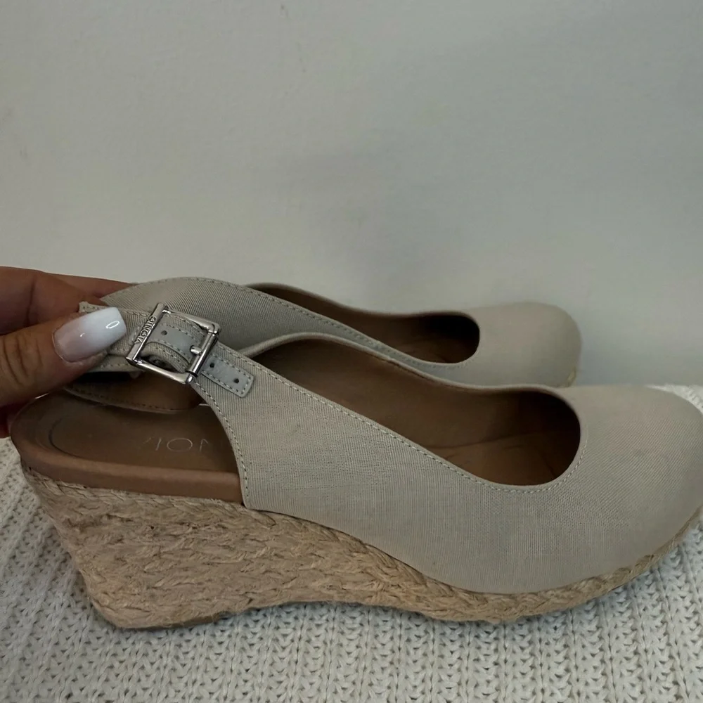 Vionic Coralina Beige Espadrille Wedge Slingback in size 9